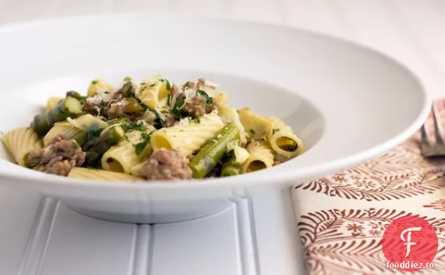 Rigatoni Cu Cârnați, Anghinare Și Sparanghel