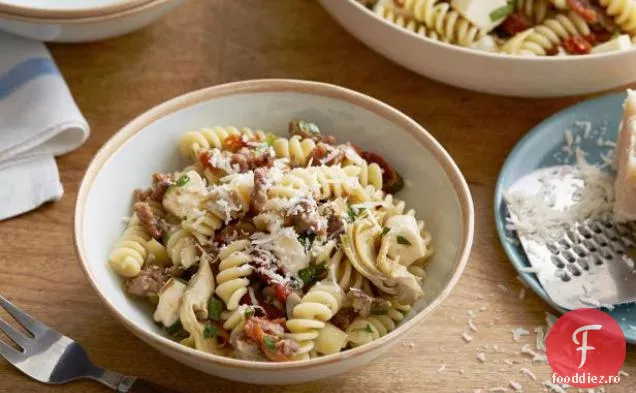 Fusilli cu cârnați, anghinare și roșii uscate la soare