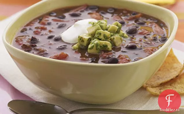 Supă de fasole neagră fumurie cu salsa de Avocado-Lime