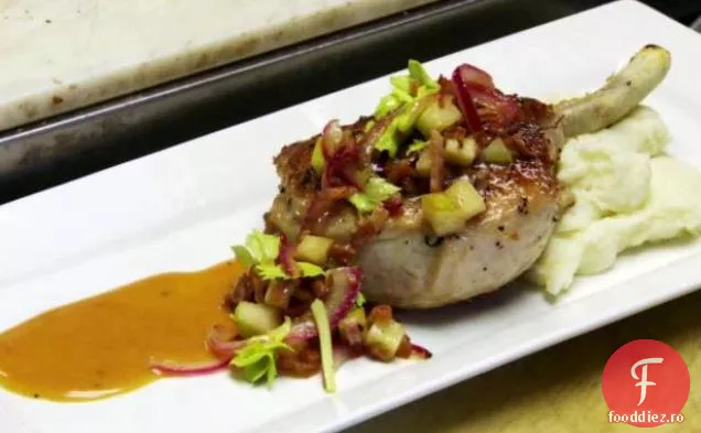 Cotlete de porc cu salată de slănină de mere
