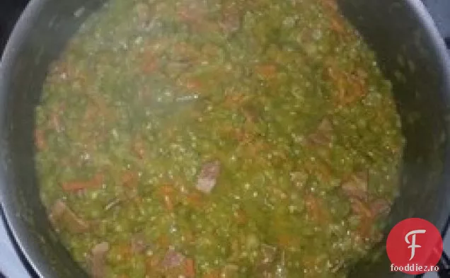 Supă de mazăre împărțită cu rozmarin