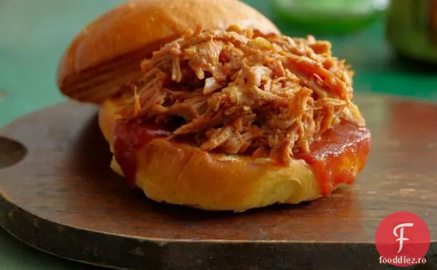 Carnea de porc trasă de Oklahoma Joe