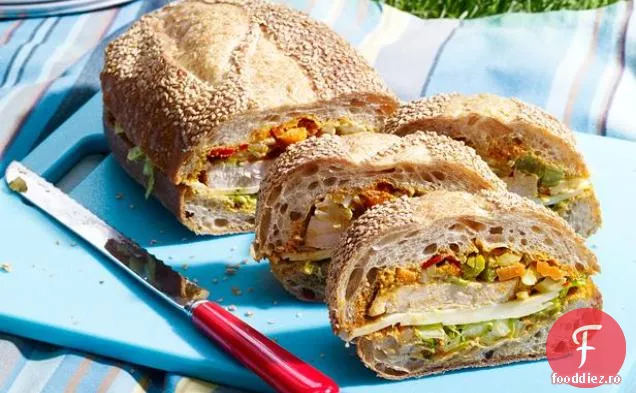 Sandviș de curcan prăjit cu brânză cu Pesto de ardei roșu