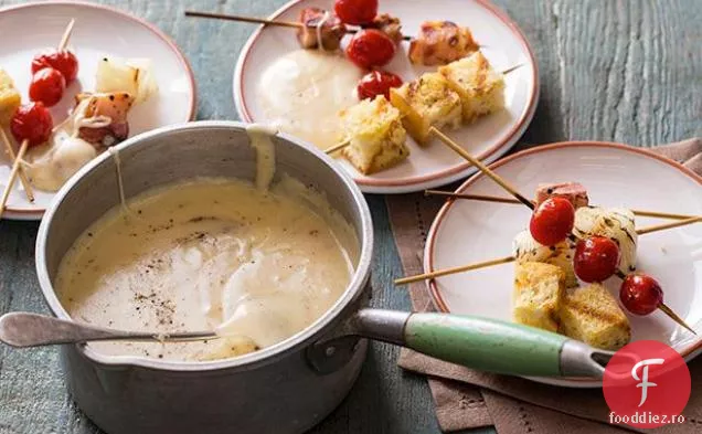 Fondue Cheddar îmbătrânită cu roșii la grătar, slănină și ceapă