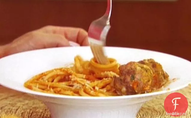 Bucatini All ' Amatriciana cu chiftele Picante de Mozzarella afumata
