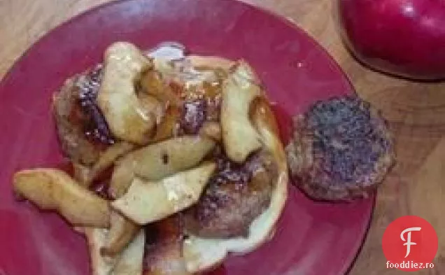 Sandwich cu cârnați cu felii de mere Sotate