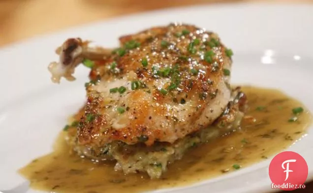 Pan piept de pui ars cu ierburi Jus și cartofi-legume Hash