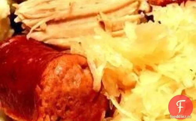 Friptură de porc cu varză murată și Kielbasa