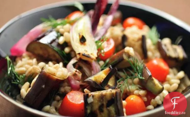 Salată Farro cu vinete la grătar, roșii și ceapă