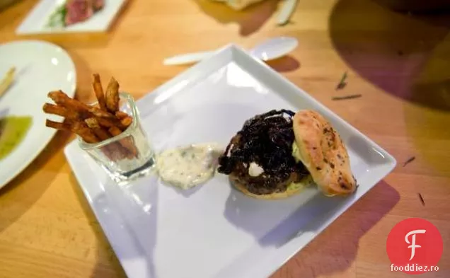 Burgeri de miel cu ceapă roșie caramelizată, Mayoli și Feta