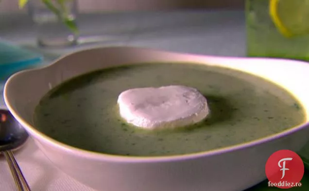 Supă cremoasă de rucola și salată cu brânză de capră