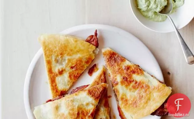 Bacon, curmale și quesadillas Manchego