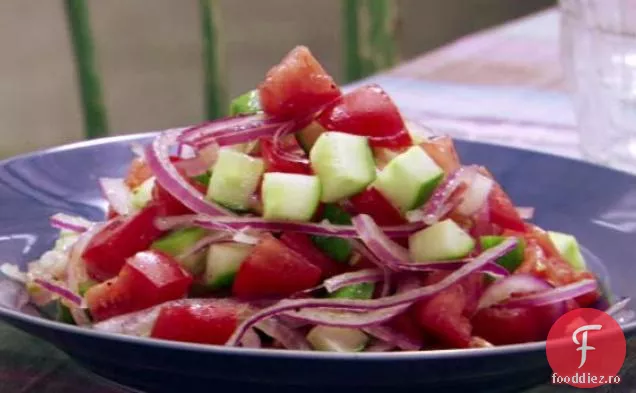 Salată de castraveți, roșii și ceapă roșie