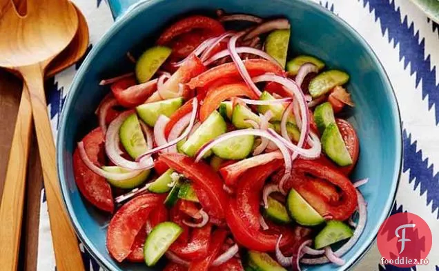 Salată de roșii, ceapă și castraveți