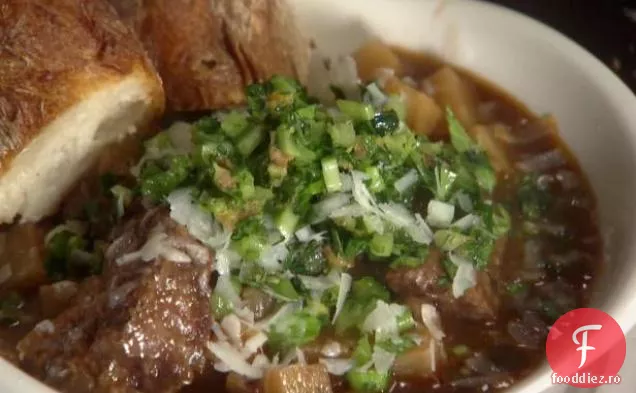 Carne de vită în ghiveci și rădăcină de țelină cu gremolata de țelină