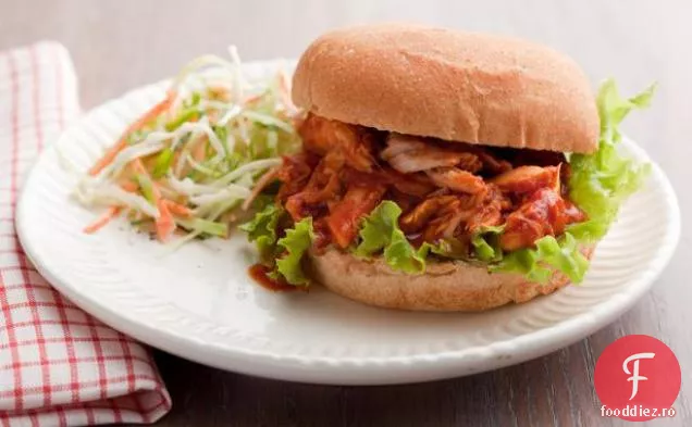 Tras sandwich-uri de pui BBQ