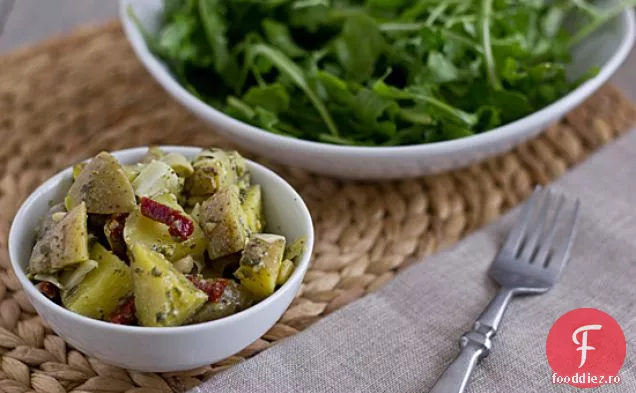 Salată de cartofi Pesto cu inimi de anghinare și roșii uscate la soare