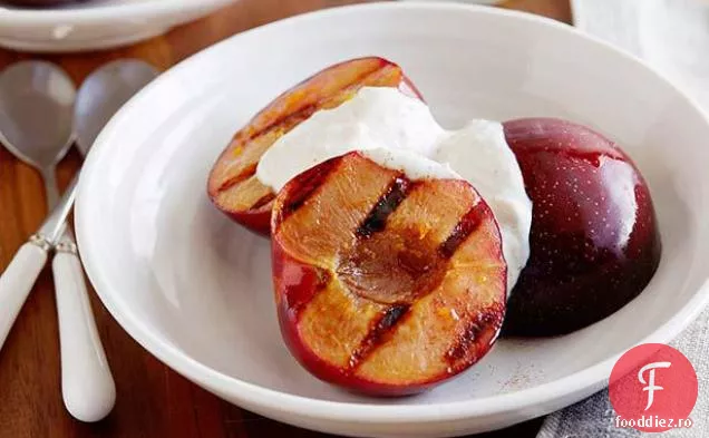 Prune la grătar cu sos de iaurt de nucă condimentat