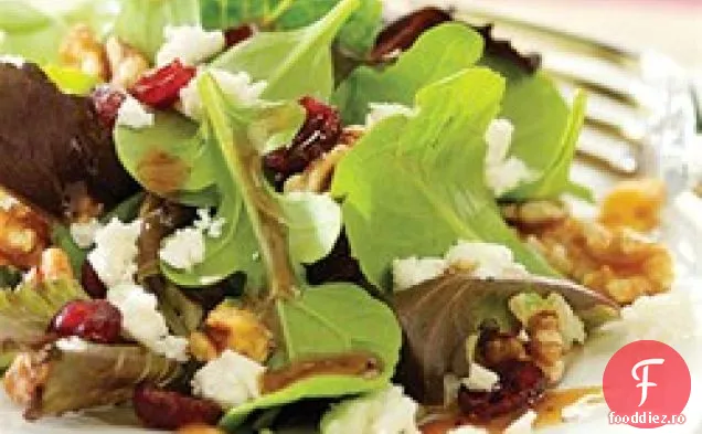 Salată de afine și Feta cu vinetă Dijon