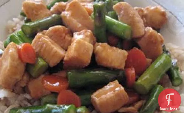 Orez sălbatic și piept de pui sparanghel