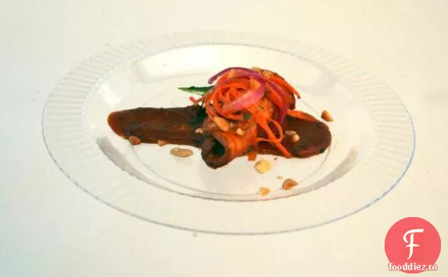 Arahide afumat cotlet de porc cu unt de arahide BBQ sos și morcov și salată de ceapă murată