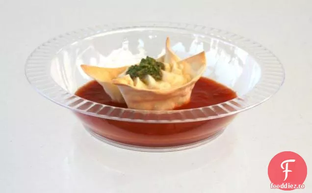 Mousse de brânză într-un 'con' cu sos picant de roșii și pesto de rucola