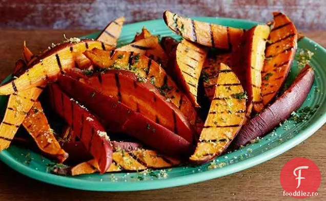 Cartofi prăjiți cu cartofi dulci la grătar cu usturoi și ierburi
