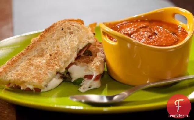 Ardei roșu prăjit și supă de roșii cu Panini Caprese fumurii