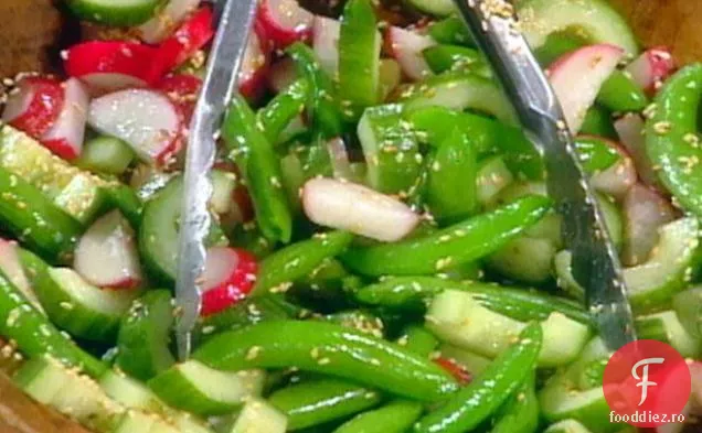 Salată de mazăre, ridiche și castraveți