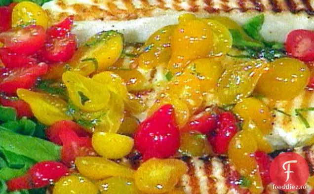 Fripturi de Halibut la grătar pe un pat de rucola cu salată de roșii și Gremolata