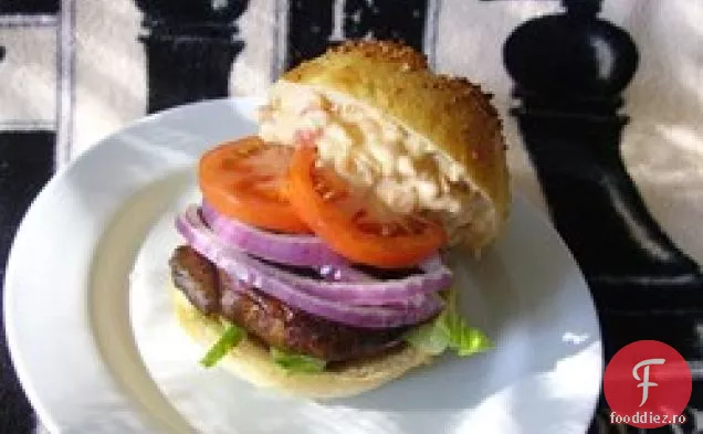 Burgeri de ciuperci Portabella cu maioneză de ardei roșu