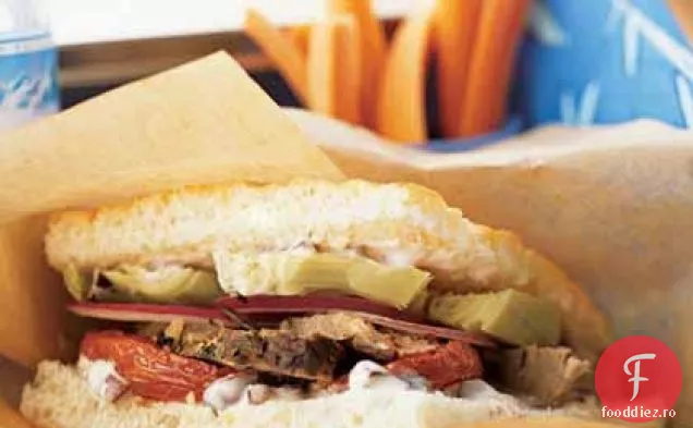 Sandvișuri de miel, roșii prăjite și anghinare cu răspândire de măsline