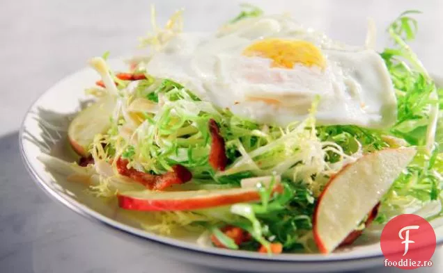 Salată Frisee cu vinetă Dijon