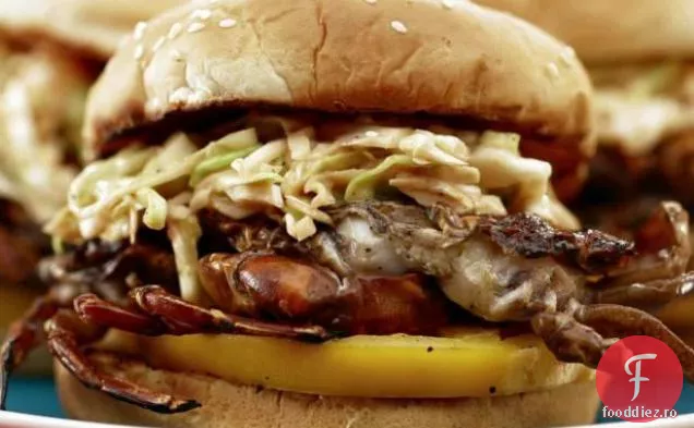 Sandwich de Crab cu coajă moale la grătar, cu roșii roșii și roșii galbene