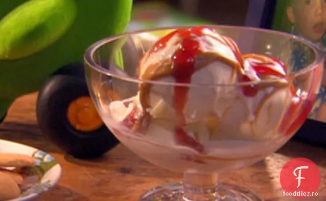 Unt de arahide și jeleu învârtit înghețată cu fursecuri de vanilie