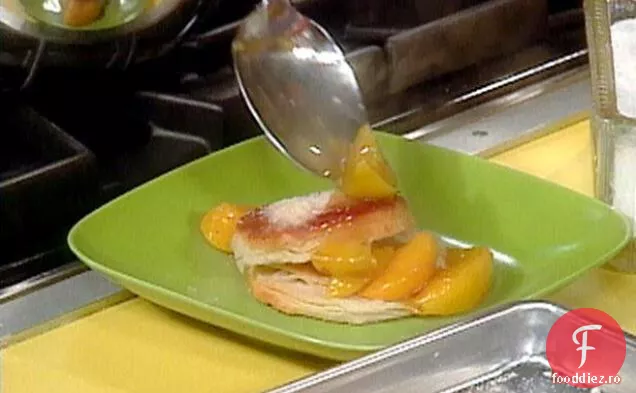 Piersici de scorțișoară cu biscuiți de zahăr și frișcă