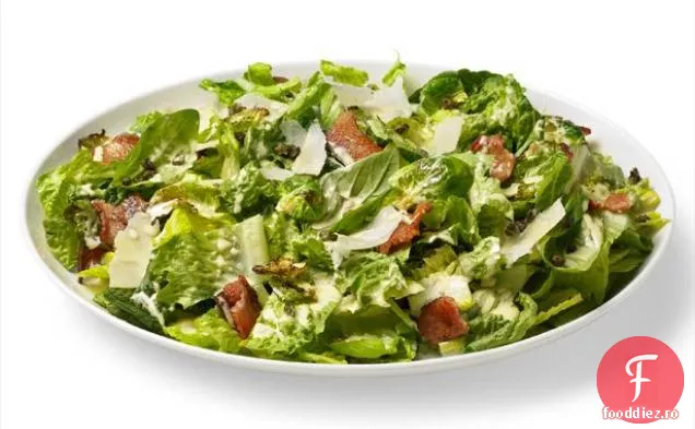Salată Caesar cu slănină, varză de Bruxelles și busuioc