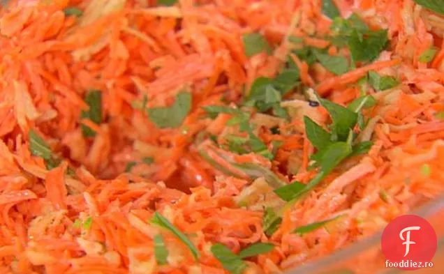 Salată de morcovi, mere verzi și mentă