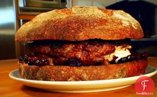 Burger de vită de trei kilograme pentru șase pe pâine de țară
