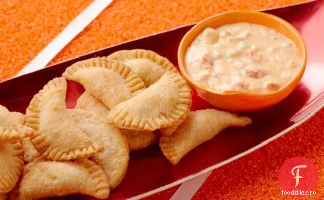 Cheesiest Empanadas pui prăjit cu Chili Con Queso Dip
