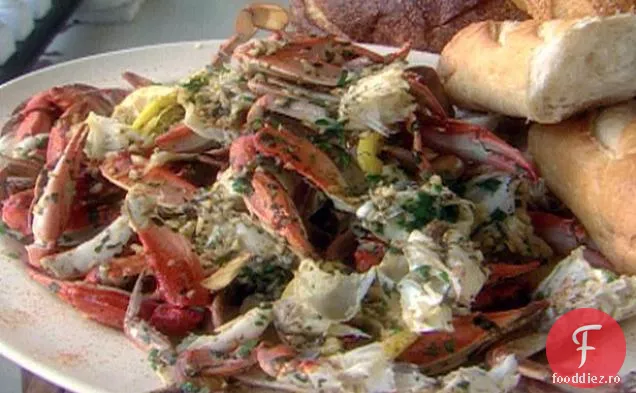 Crabi fierți scăldați în unt de usturoi