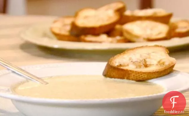 Cremă de supă de Broccoli cu Crostini de usturoi prăjit