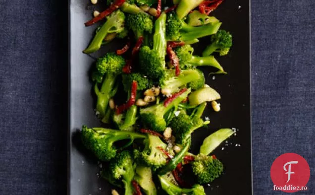 Broccoli cu roșii uscate la soare și nuci de pin