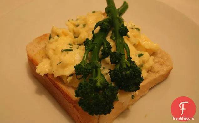 Broccoli Încolțit Violet Cu Ouă De Rață Amestecate Și Arpagic