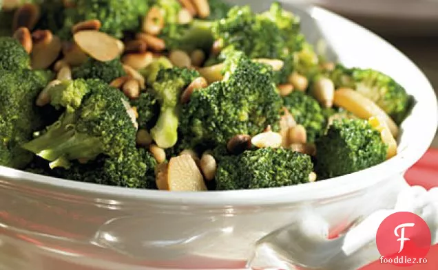 Broccoli cu usturoi caramelizat și nuci de pin