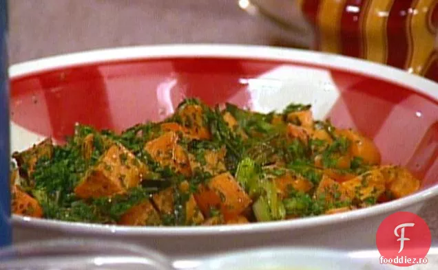 Salată de cartofi dulci prăjiți și ceapă verde