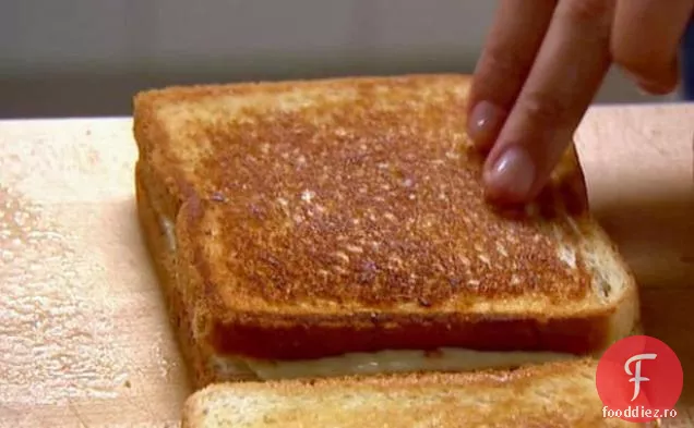 Sandwich cu brânză la grătar Mary cu pui de bivol picant, Jack Pepper și brânză albastră