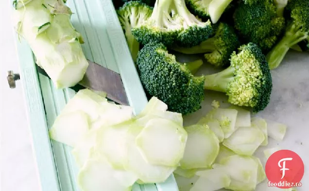 Salată De Broccoli Și Ciuperci De Castane Cu O Căldură Subtilă
