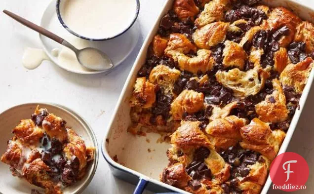 Budincă de pâine Croissant cu ciocolată cu sos de înghețată Bourbon