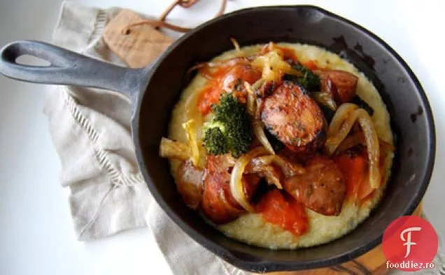 Cârnați De Pui Cu Ceapă Caramelizată, Broccoli Și Crupe De Brânză